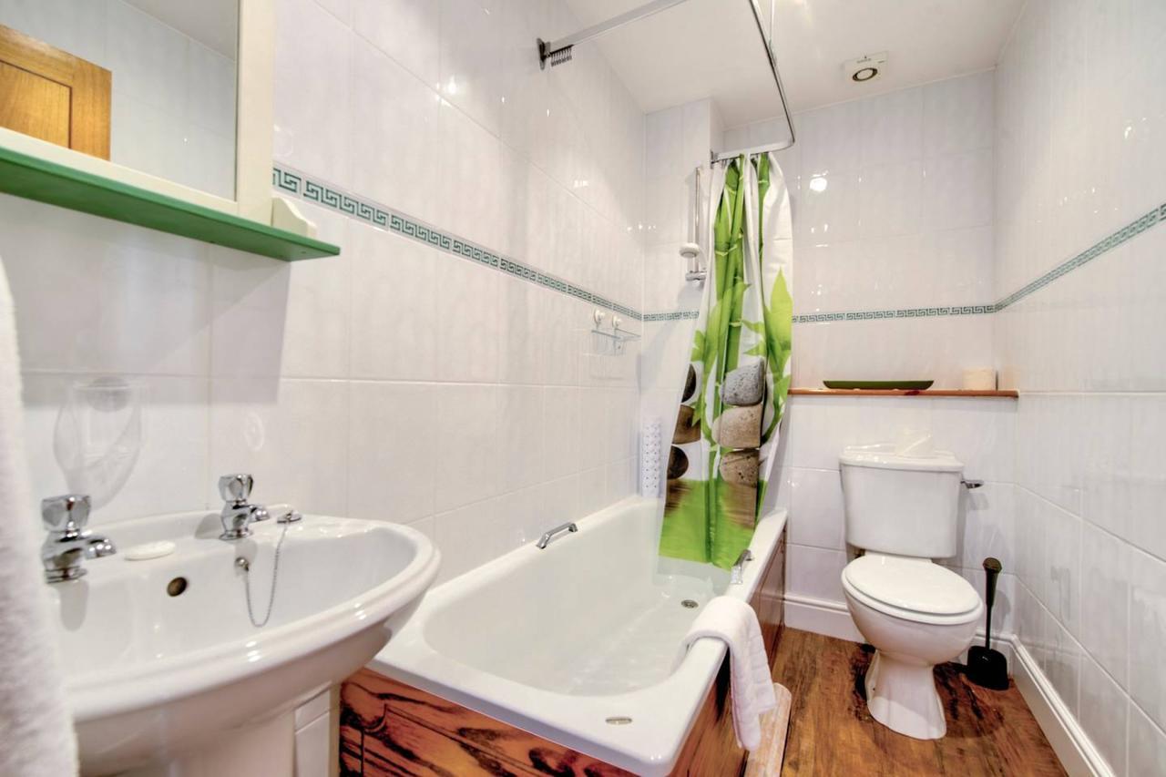 Altido Lovely 3br Townhouse With Free Parking And Balcony Hébergement de vacances